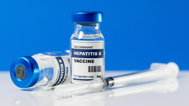 Hepatitis-B-Impstoff-Ampulle und Spritze (Quelle: ronstik/Shutterstock.com) (verweist auf: Europäische Impfwoche: Impfstatus prüfen!)