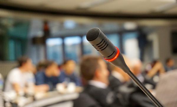 Nahaufnahme Mikrofon in Veranstaltungsraum (Quelle: Pixabay) (verweist auf: 8. Nationale Impfkonferenz)