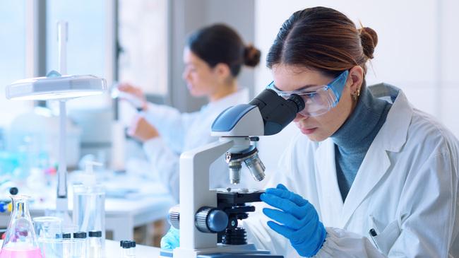 Junge Wissenschaftlerinnen im Labor (Quelle: Stock-Asso/Shutterstock.com) (verweist auf: Vaccinia-Virus – Neue Einblicke in die Struktur und Funktion des Prototyps der Pockenviren)