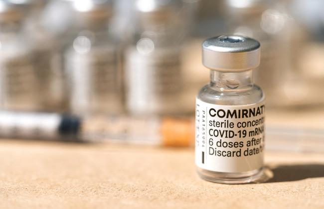 COVID-19-Impfstoff-Ampulle Comirnaty (Quelle: r.classen/Shutterstock.com)