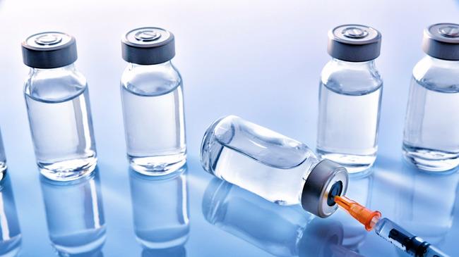 verweist auf: Paul-Ehrlich-Institut gestattet Einfuhr von Vimkunya mit französischer Beschriftung Impfstoff Spritzen und Ampullen