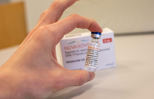 COVID-19-Impfstoff-Ampulle Nuvaxovid wird in Hand gehalten  (Quelle: cortex-film/Shutterstock.com) COVID-19-Impfstoff-Ampulle Nuvaxovid wird in Hand gehalten  (Quelle: cortex-film/Shutterstock.com)