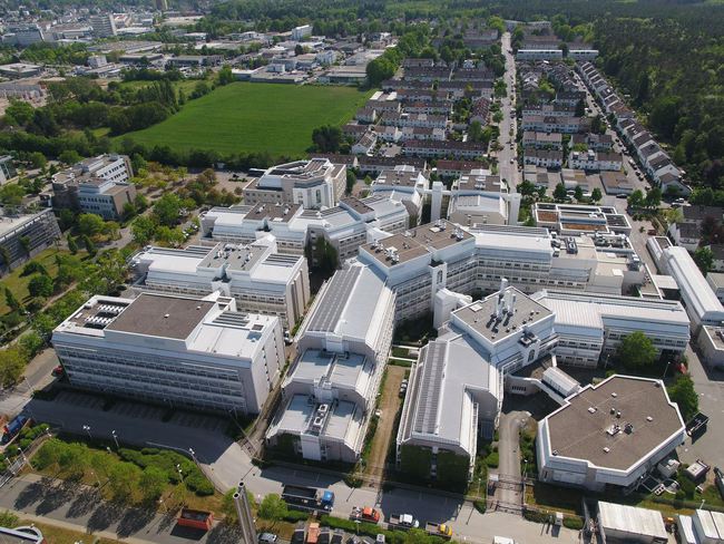 The "old" building of the Paul-Ehrlich-Institut in Langen. In the background, the future site of the new building. The "old" building of the Paul-Ehrlich-Institut in Langen. In the background, the future site of the new building.