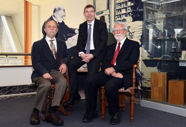 From left to right: Prof. David Wallach, Prof. Klaus Cichutek (President of the PEI), Prof. Anthony Cerami. From left to right: Prof. David Wallach, Prof. Klaus Cichutek (President of the PEI), Prof. Anthony Cerami.