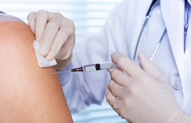 Doctor vaccinates person (Source: Alesandro Guerriero / shutterstock.com) Doctor vaccinates person (Source: Alesandro Guerriero / shutterstock.com)