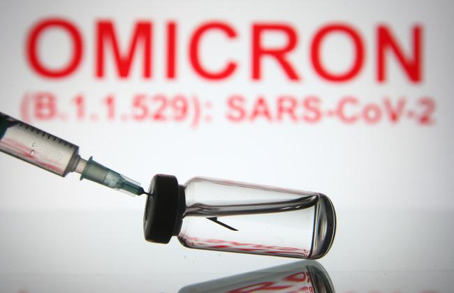 Vaccine ampoule in front of Omicron lettering (Quelle: viewimage/Shutterstock.com) Vaccine ampoule in front of Omicron lettering (Quelle: viewimage/Shutterstock.com)