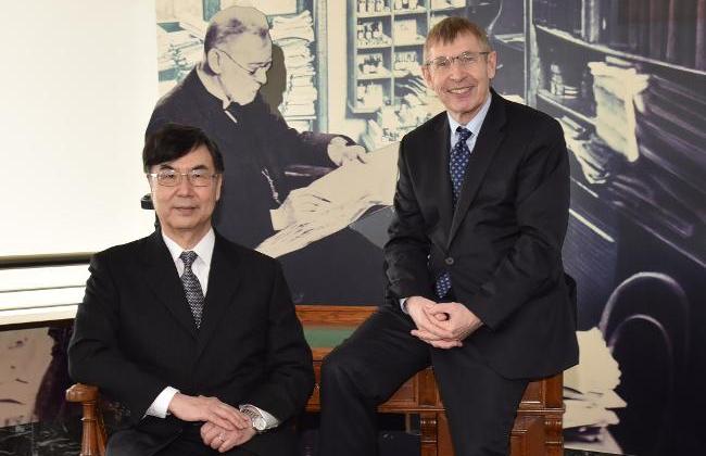 From left to right: Prof. Dr Shimon Sakaguchi, Prof. Dr Klaus Cichutek (Source: B. Morgenroth / Paul-Ehrlich-Institut) From left to right: Prof. Dr Shimon Sakaguchi, Prof. Dr Klaus Cichutek (Source: B. Morgenroth / Paul-Ehrlich-Institut)