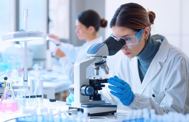 Junior scientists at the laboratory (Quelle: Stock-Asso/Shutterstock.com) Junior scientists at the laboratory (Quelle: Stock-Asso/Shutterstock.com)